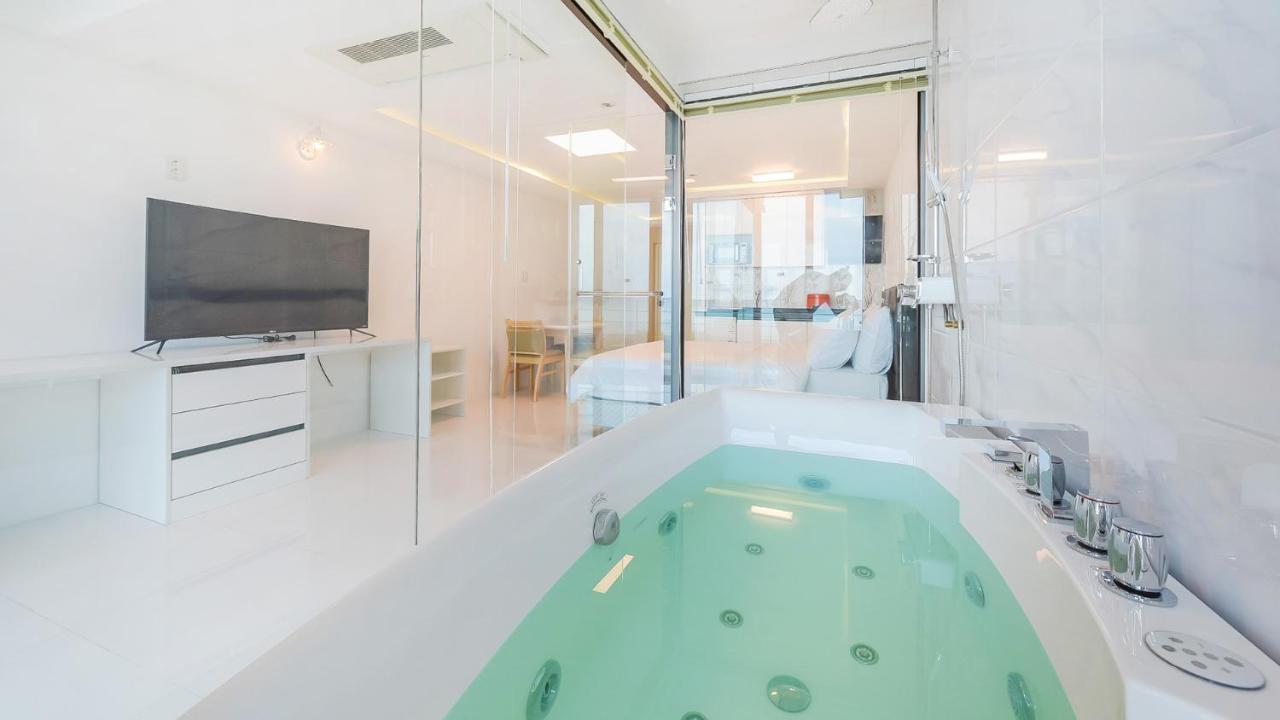Castle Pool Resort Jeju Extérieur photo